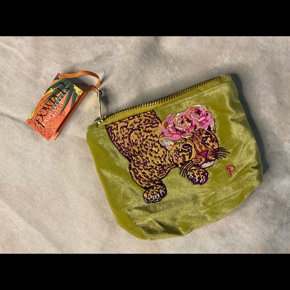 Powder Climbing Leopard Velvet Pouch - Picture 2 of 10